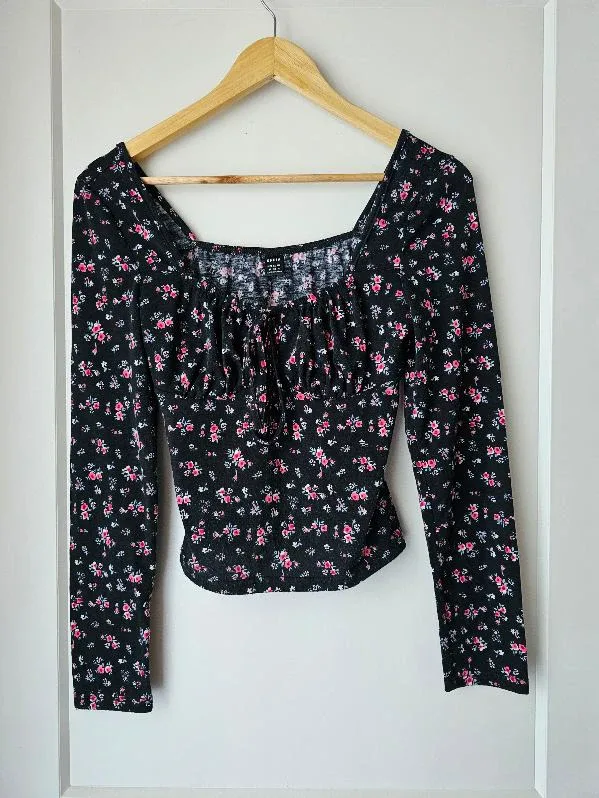 Reseller Out of Business. Large lot of Ladies clothing image indicator(6)