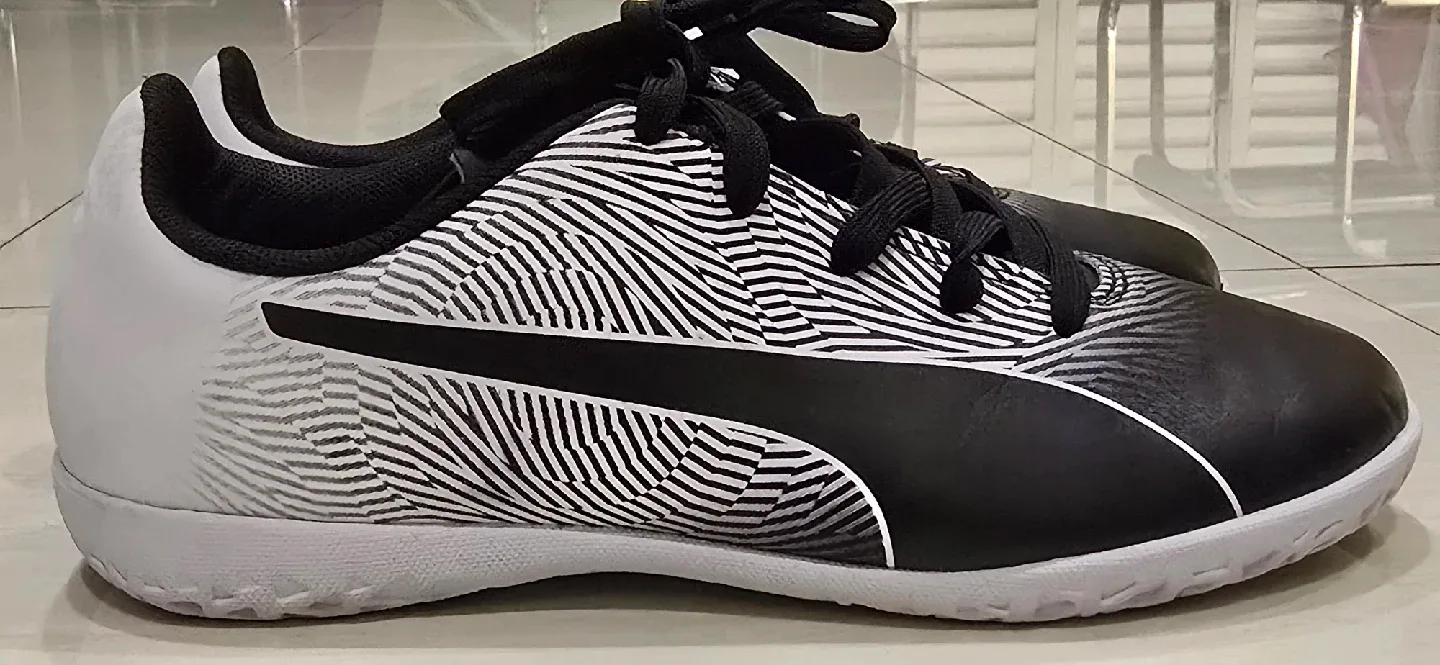 NEW! Puma Indoor Soccer or Gym Shoes - Black & White! Size 3 image indicator(4)