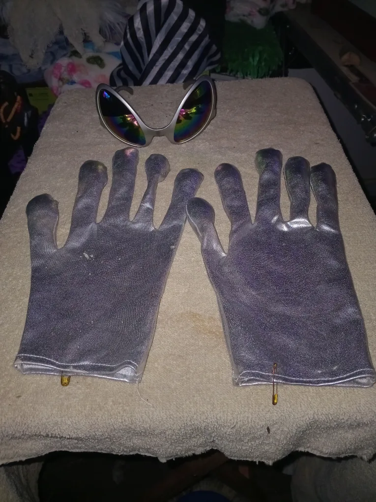 Silver Alien Gloves & Sunglasses Costume Set