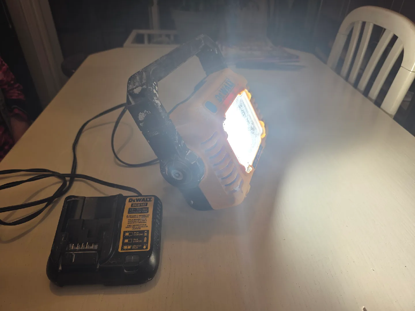 DeWalt DCB107 Charger, DCB200 Battery & Light image indicator(5)