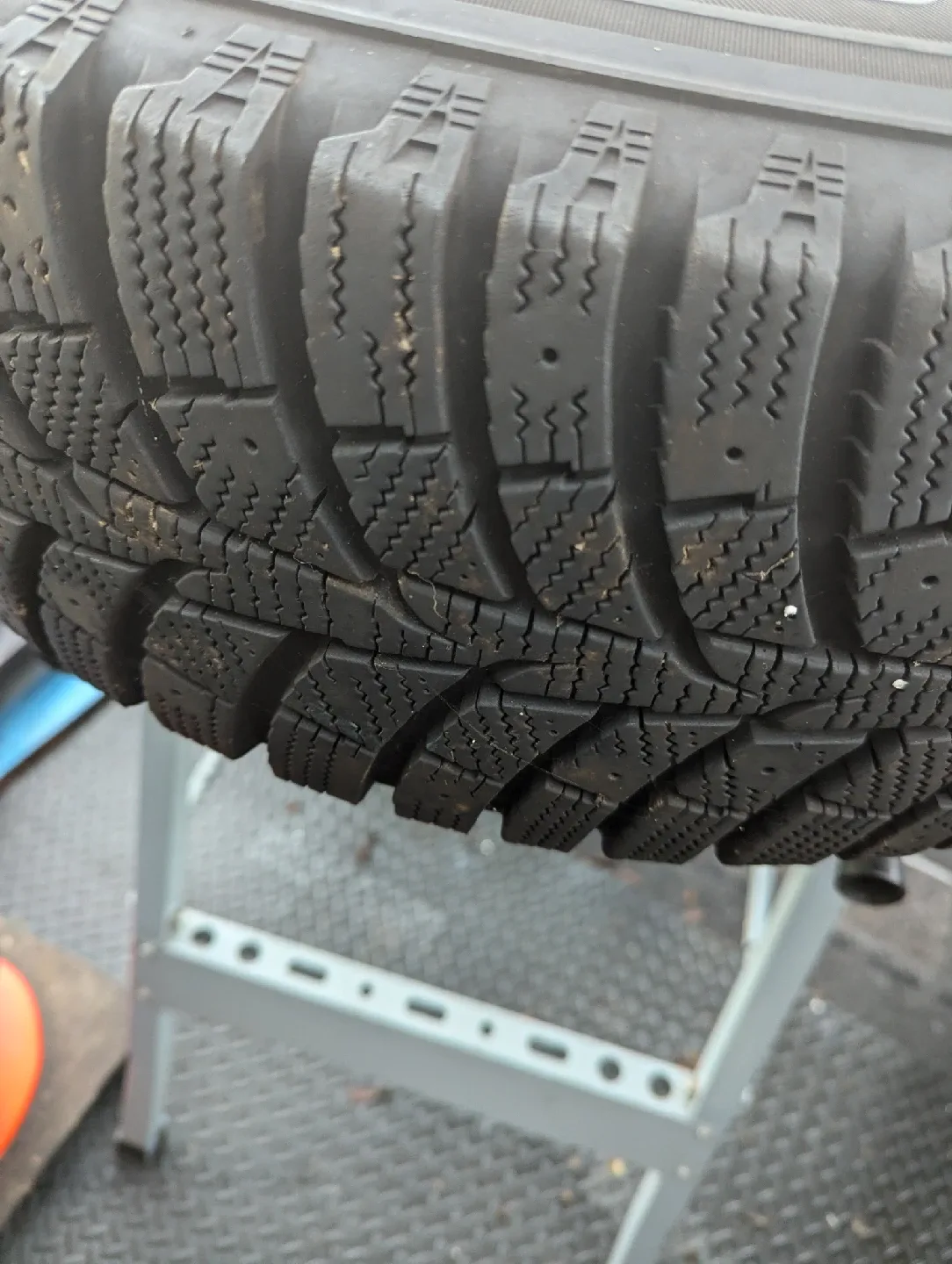 Laufenn 215/70R15 Winter Tire image indicator(3)