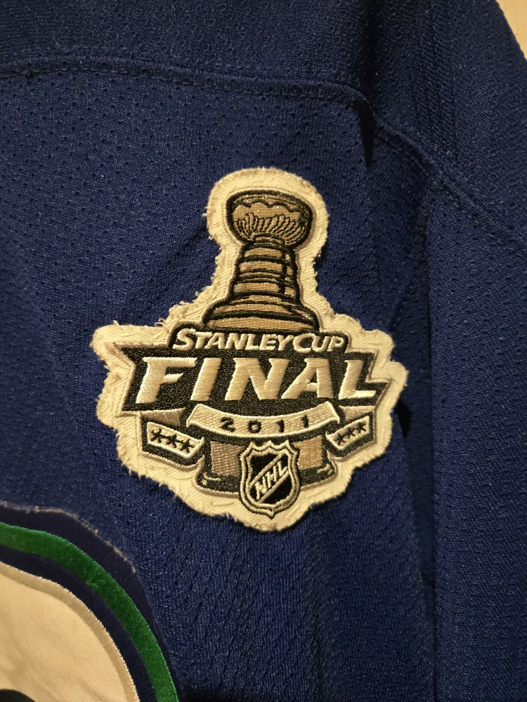 Men Canucks Jersey - Size M image indicator(4)