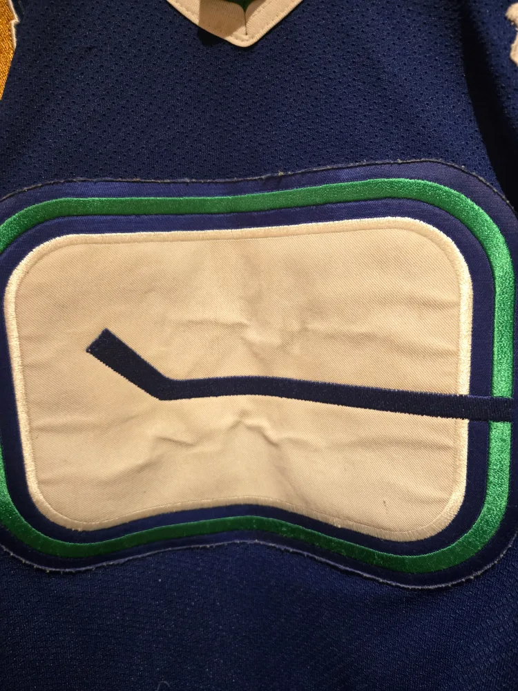 Men Canucks Jersey - Size M image indicator(5)