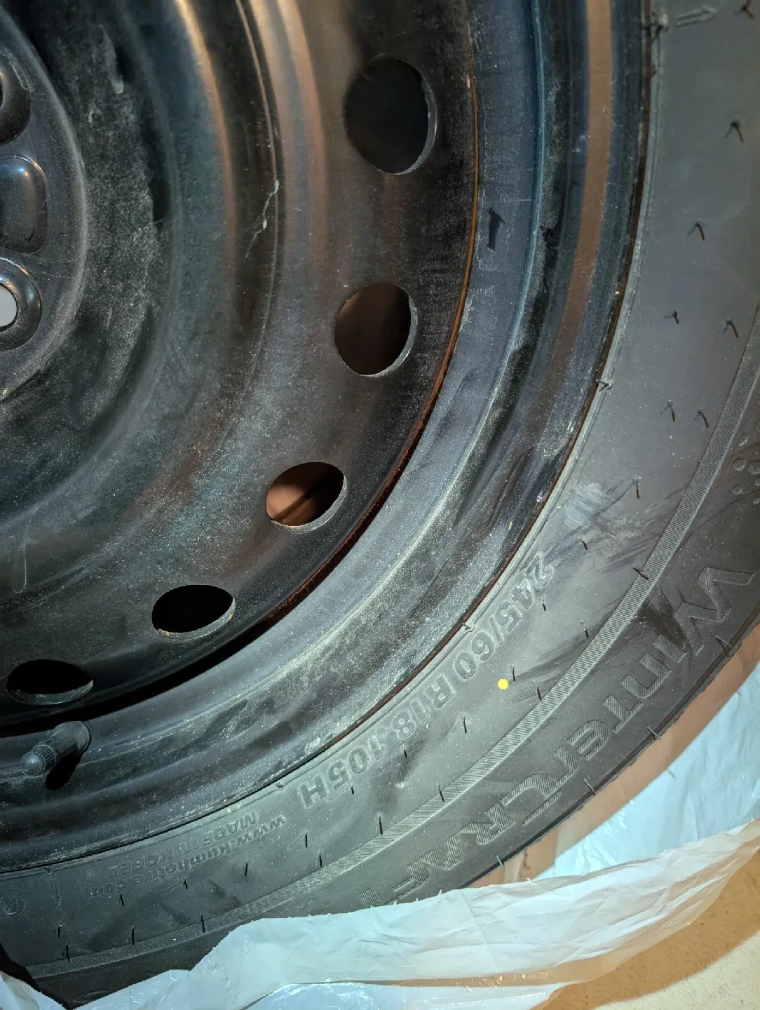 Kumho Wintercraft 245/60R18 Tire image indicator(2)