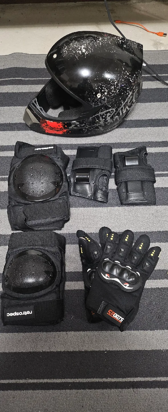 Electric Unicycle with Protective Gear image indicator(2)