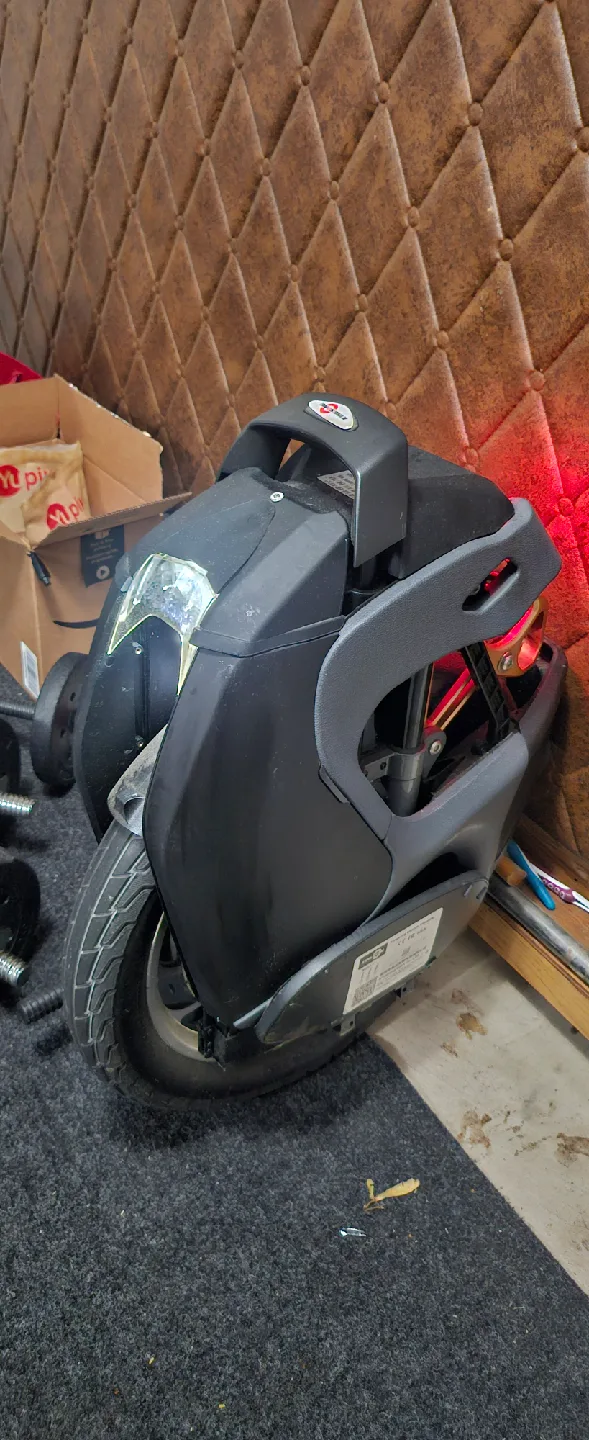 Electric Unicycle with Protective Gear image indicator(4)