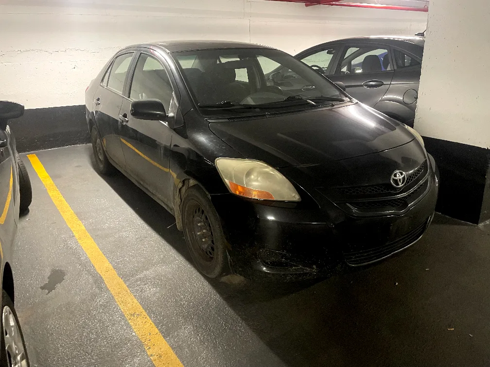 Black Toyota Yaris Sedan image indicator(2)