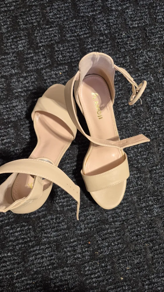 Amoji Beige Heels - Size 8 image indicator(8)