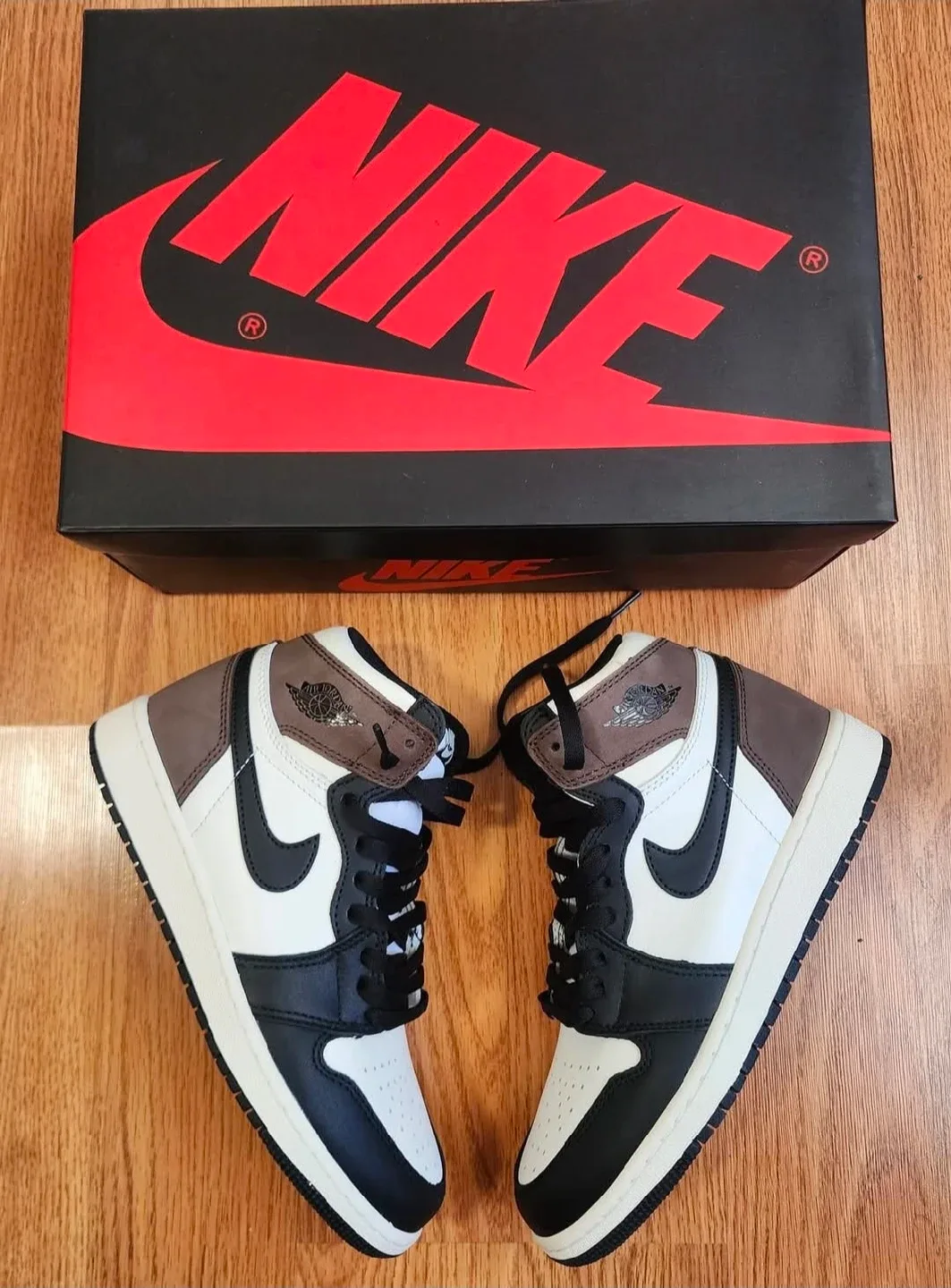 Nike Air Jordan 1 Retro High Size 8.5 image indicator(3)