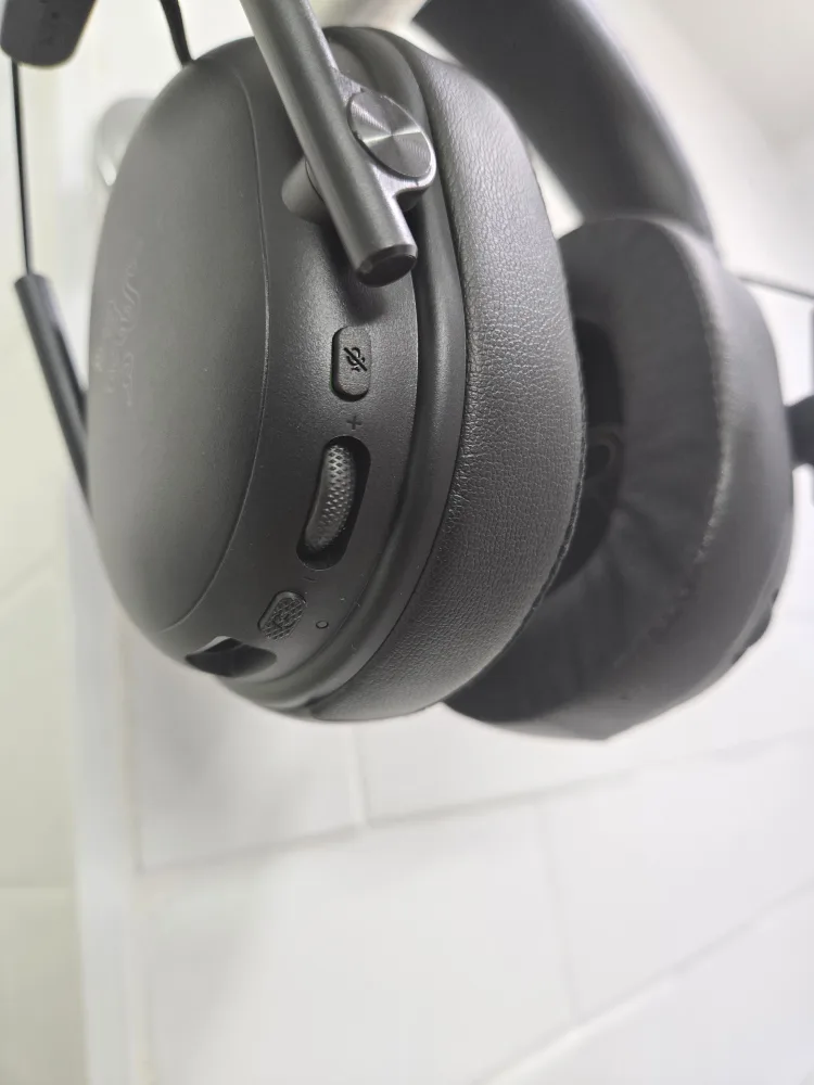 Razer Blackshark V2 X Hyperspeed Wireless Headset image indicator(6)