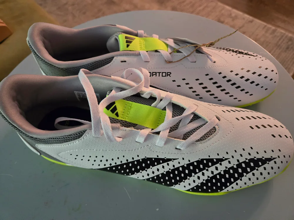 Adidas Predator Indoor Soccer Cleats - Size 10 image indicator(2)