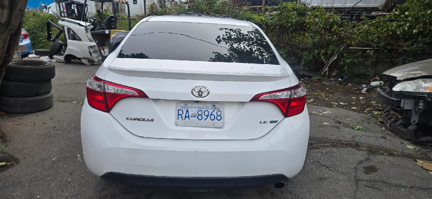 White Toyota Corolla LE image indicator(2)