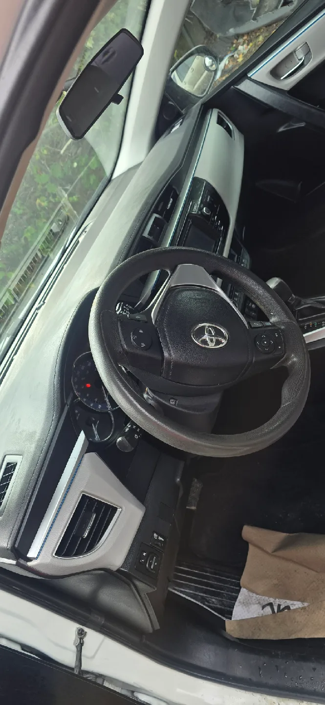 White Toyota Corolla LE image indicator(5)