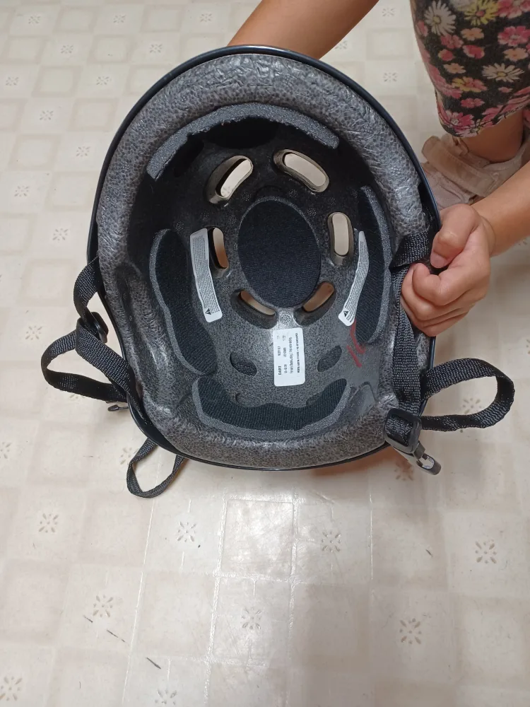 Youth CCM Ice Skates - Size 5 image indicator(4)