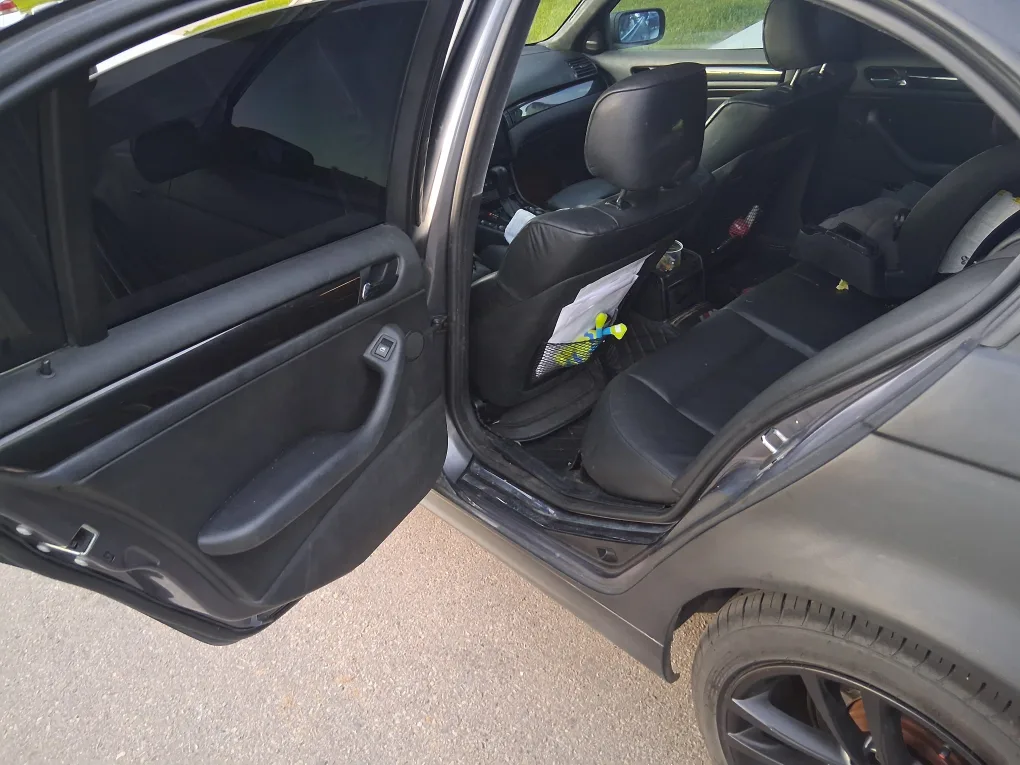 BMW 3 Series Sedan - Black image indicator(4)