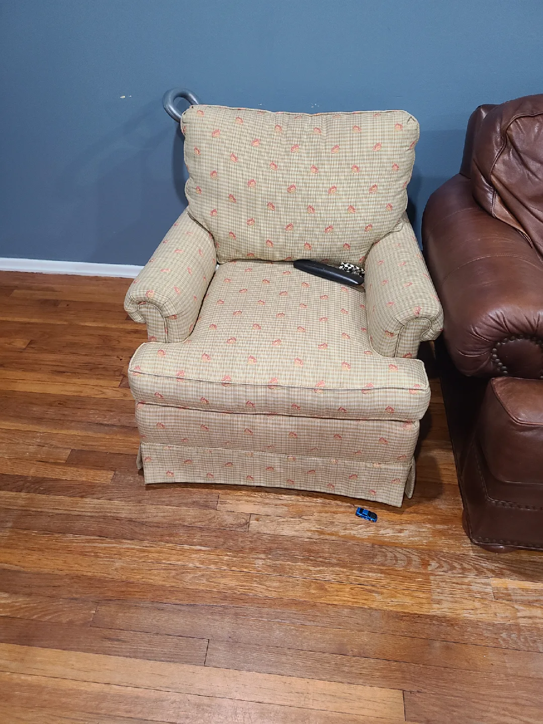 Assorted Used Furniture - Chairs & Sofas image indicator(4)