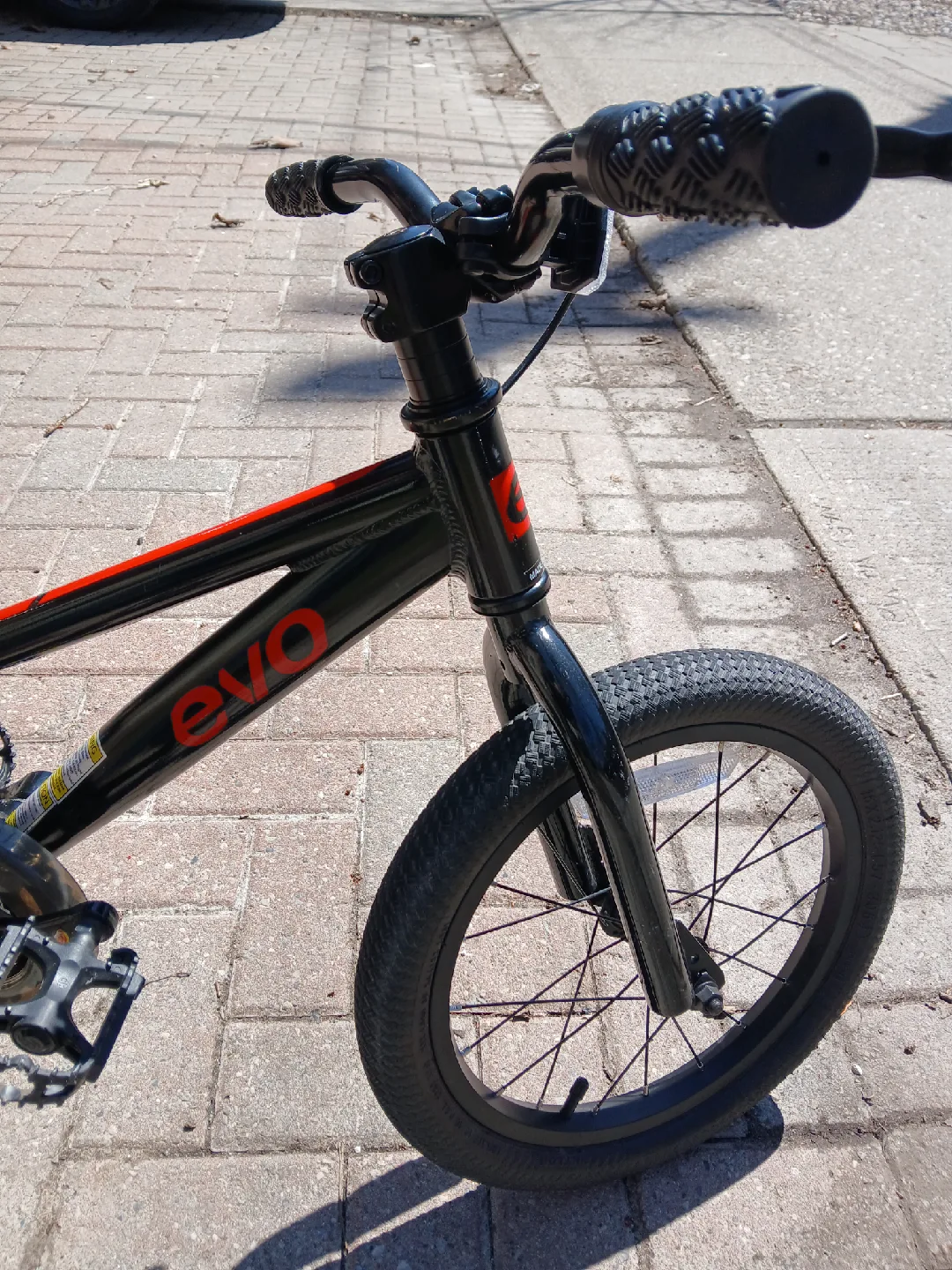 EVO 16 inch Kids Bike - Black & Red image indicator(2)