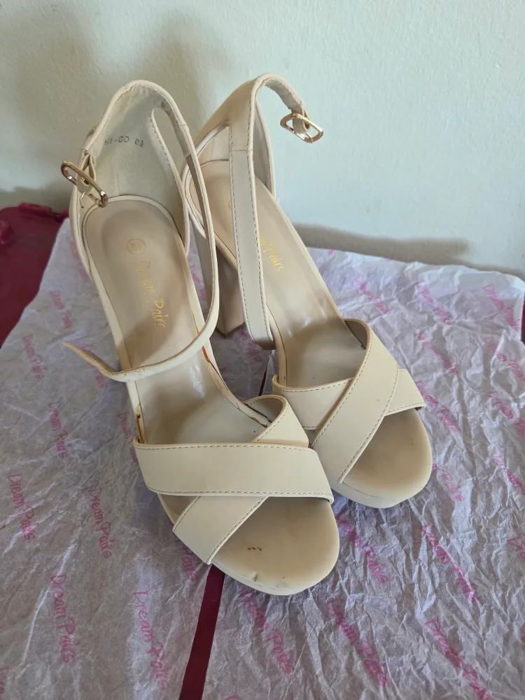 Dream Pairs Beige Heels Size 8.5 thumbnail