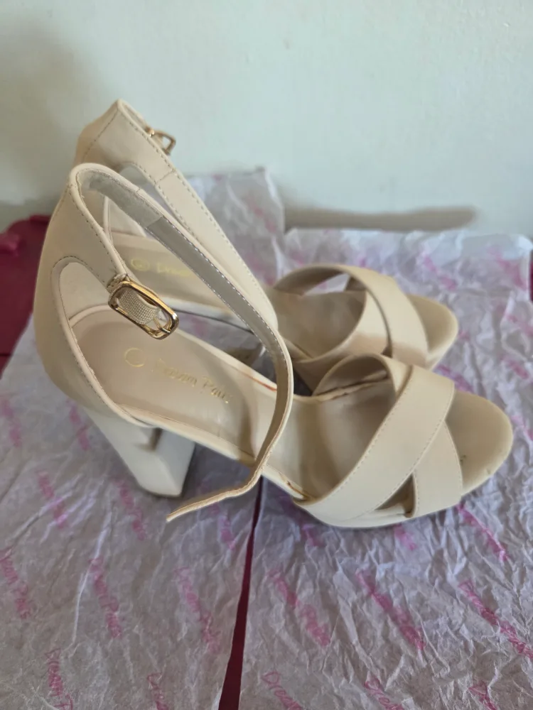 Dream Pairs Beige Heels Size 8.5 image indicator(2)