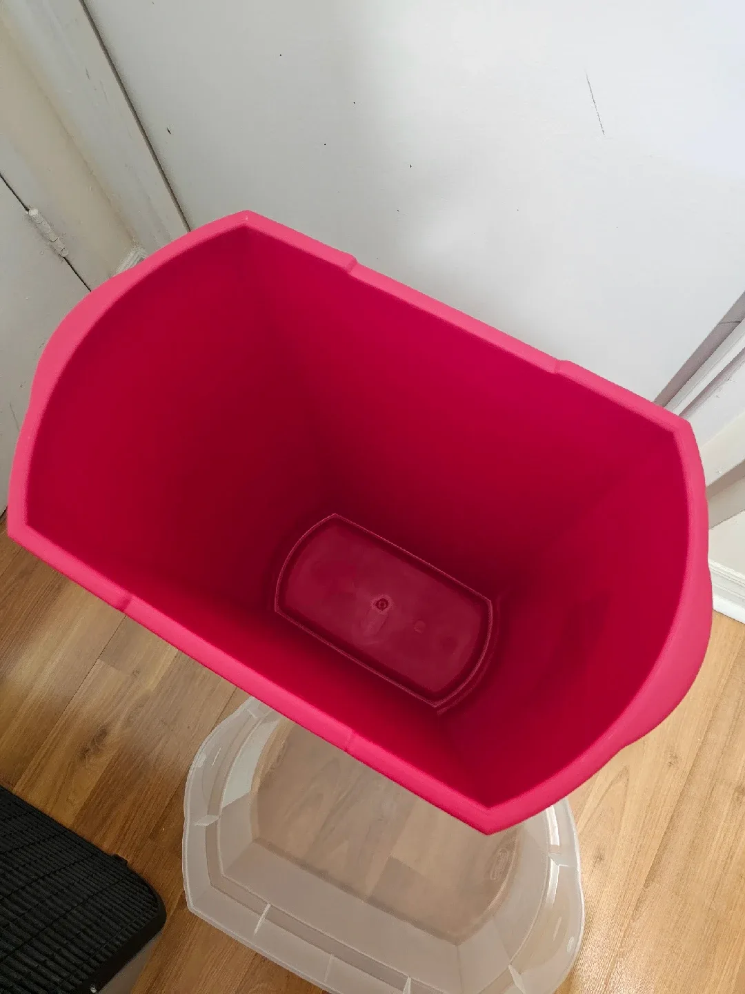 Sterilite Red Gift Wrapping Paper Storage Box 🎁 image indicator(4)