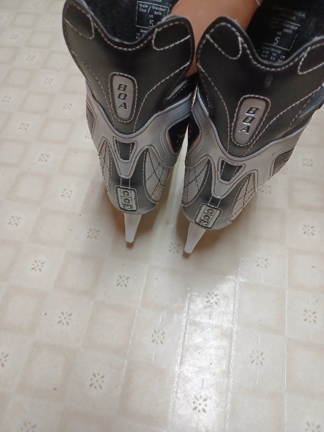 Youth CCM Ice Skates - Size 5 image indicator(2)