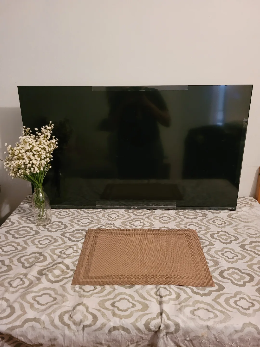 Philips Roku TV Stand & Remote