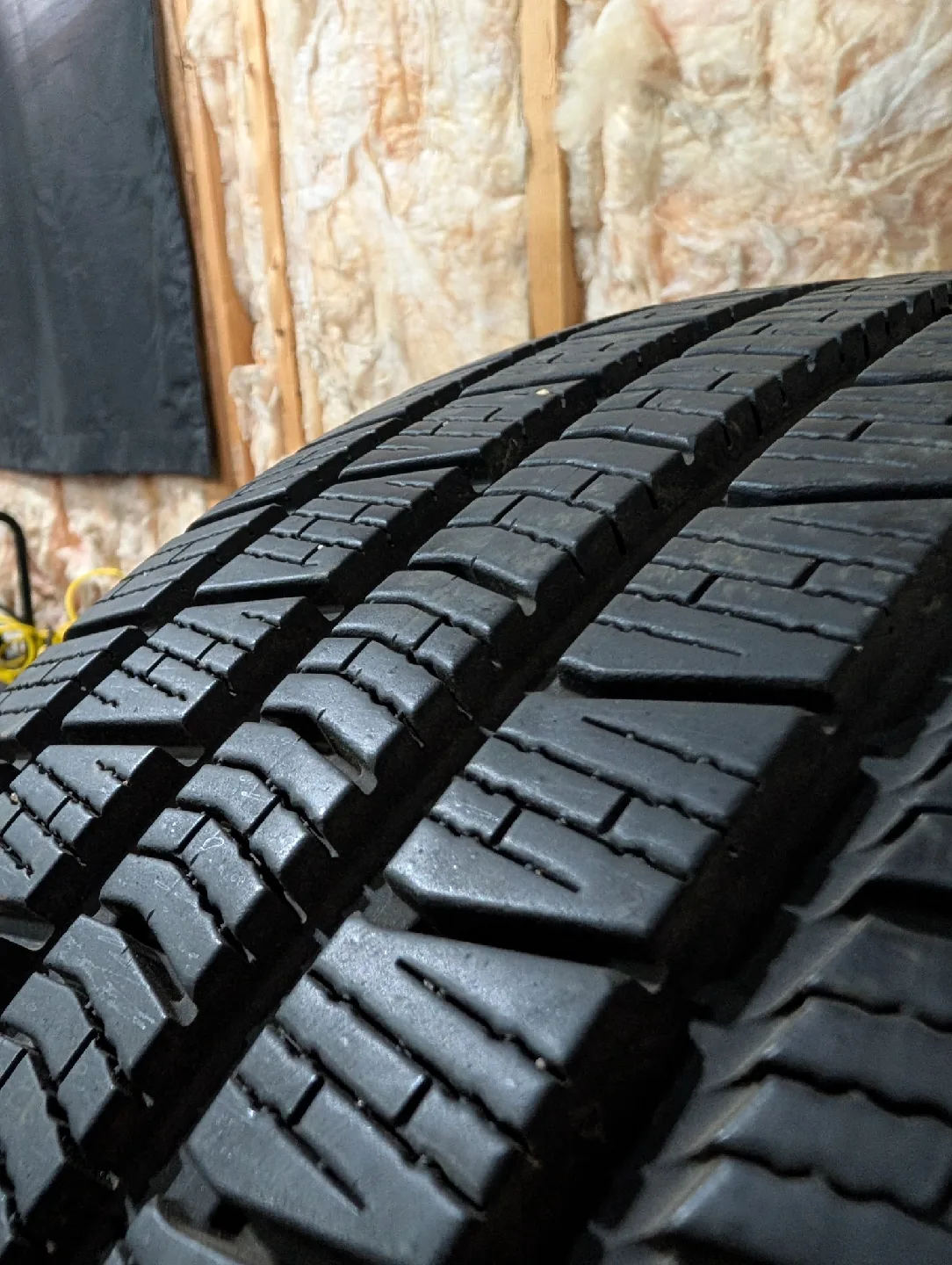 (2)-225/55Zr17 All Weather Radar Dimax 4 Season Tires image indicator(2)