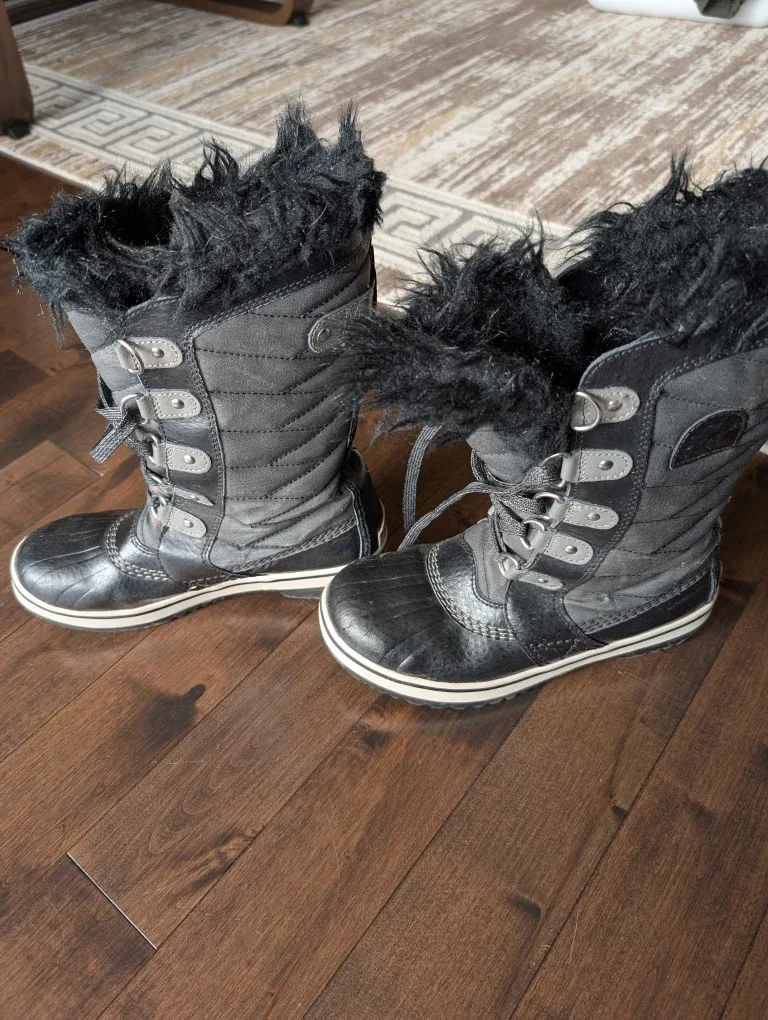 Sorel Black Winter Boots - Size 4 image indicator(3)