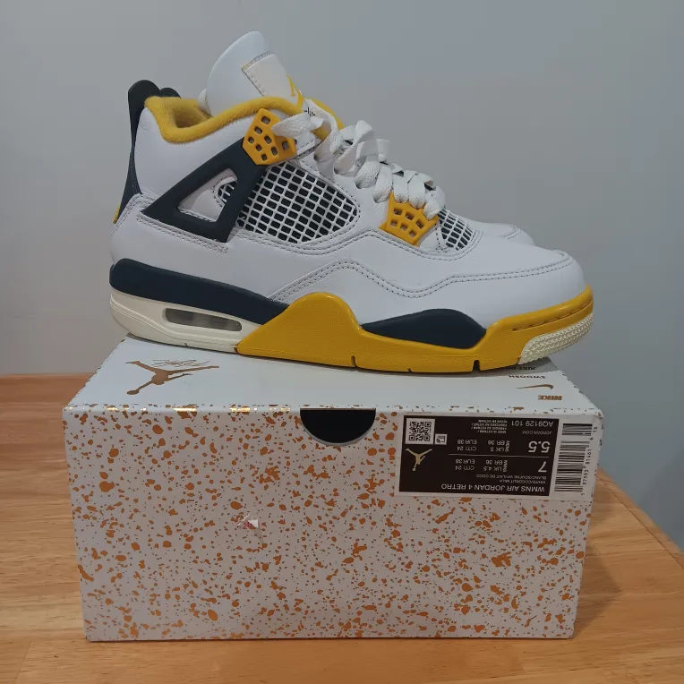 Nike Air Jordan 4 Retro White/Coconut Milk Size 5.5 thumbnail