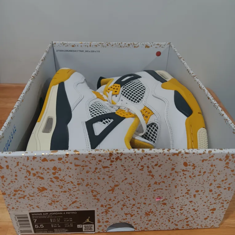 Nike Air Jordan 4 Retro White/Coconut Milk Size 5.5 image indicator(5)