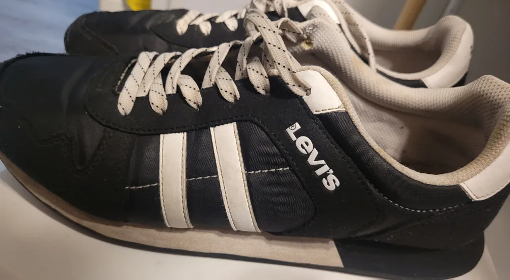 Levi's Black & White Sneakers thumbnail