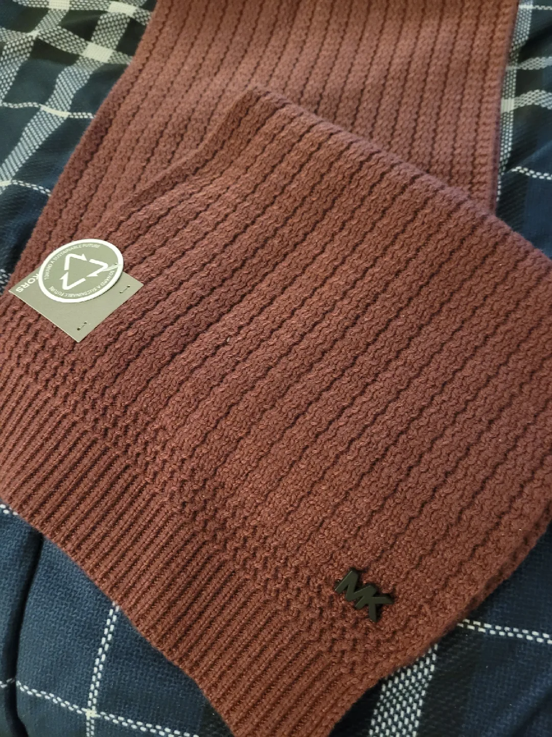 BNWT Michael Kors Burgundy Men's Beanie and Scarf Set image indicator(6)