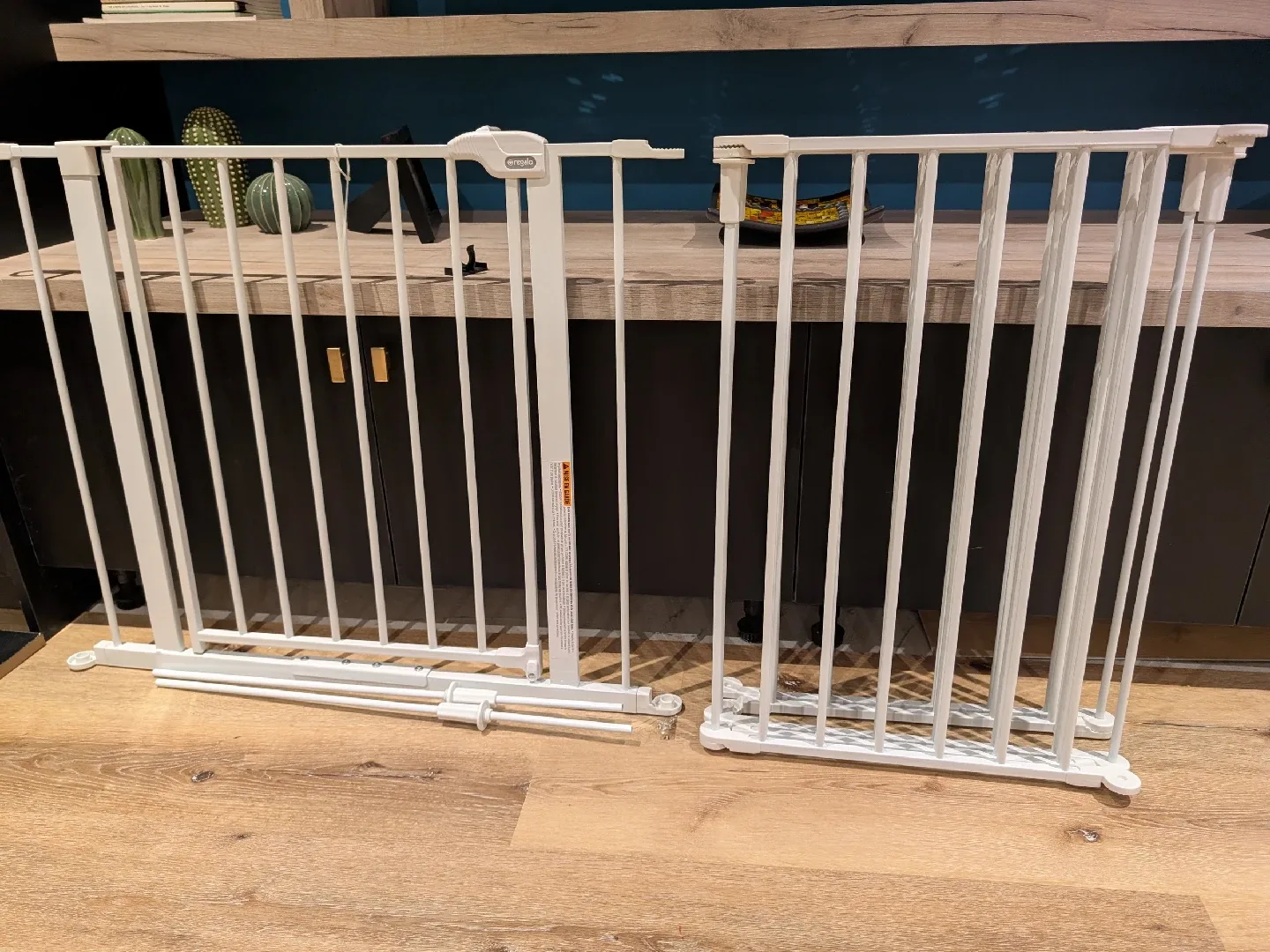 Regalo - 130-Inch 2-in-1 Super Wide Adjustable Baby Gate image indicator(2)