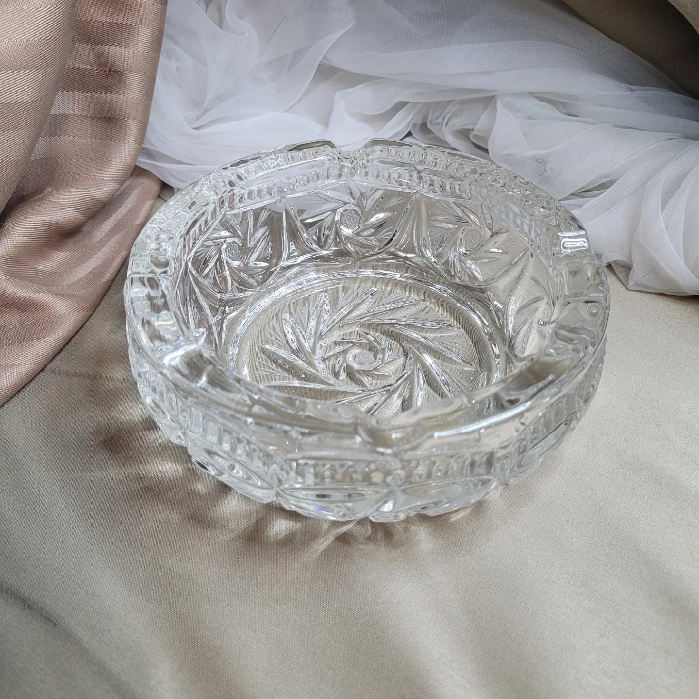 Beautiful 6 1/2" x 2 1/2" Solid Heavy Chrystal Ashray image indicator(10)