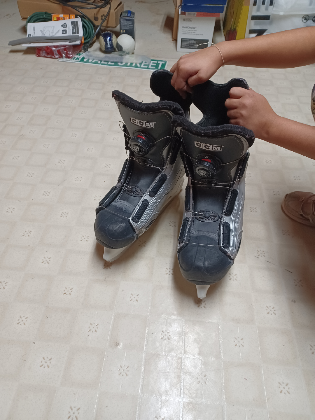 Youth CCM Ice Skates - Size 5