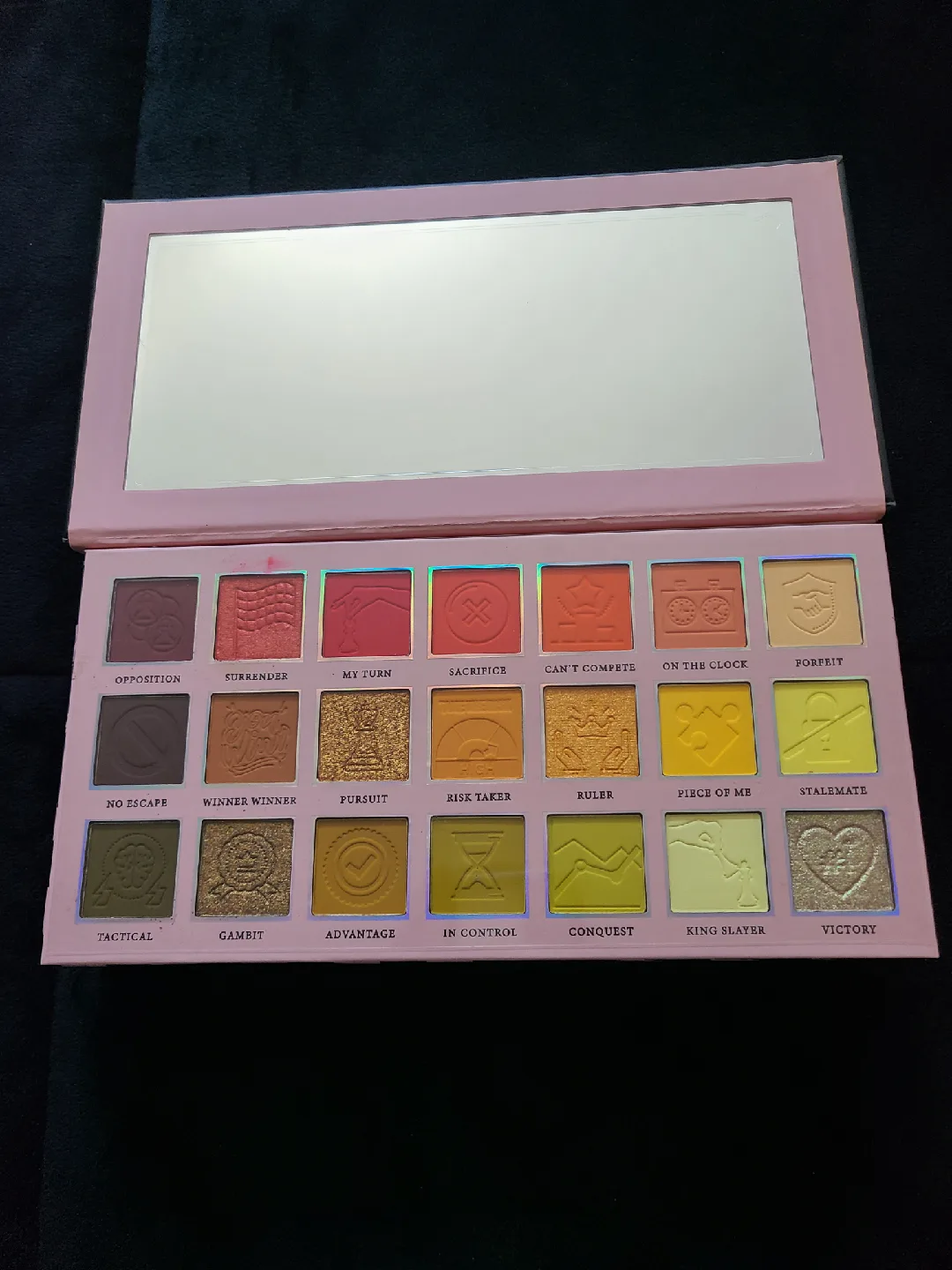 NEW Plouise Watch The Queen Conquer Eyeshadow Palette image indicator(4)