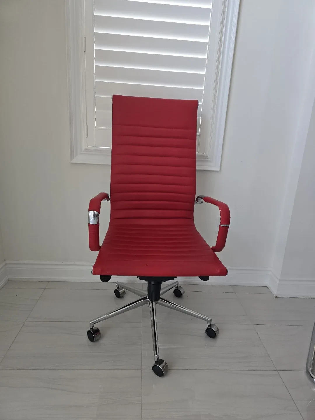 Red Ribbed Office Chair image indicator(3)