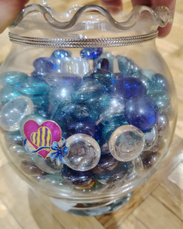 Glass Bowl with Decorative Stones image indicator(3)