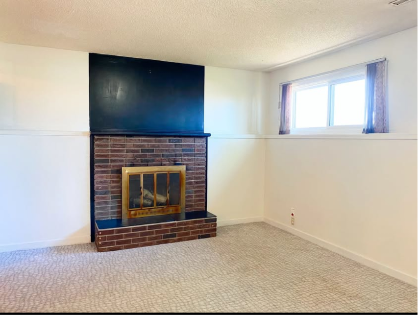 Large Walkout Bright 2 Bedroom + Den  Bath &  Bi-Level
