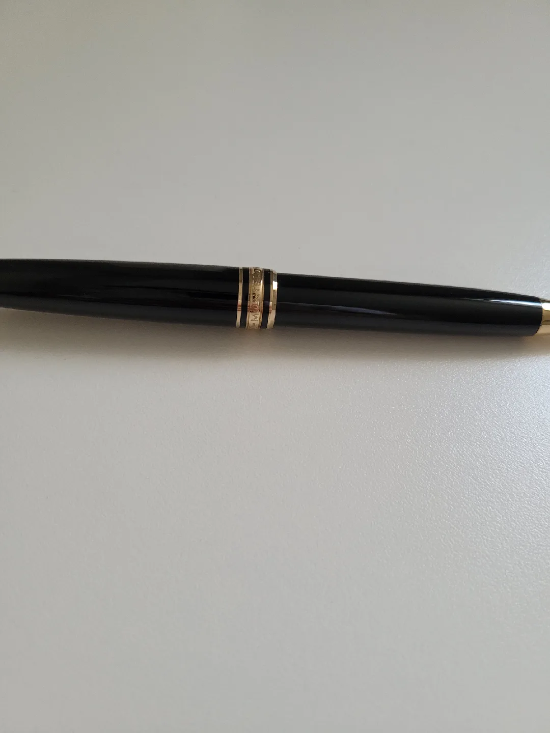 Montblanc Meisterstück Classique Ballpoint Pen image indicator(2)