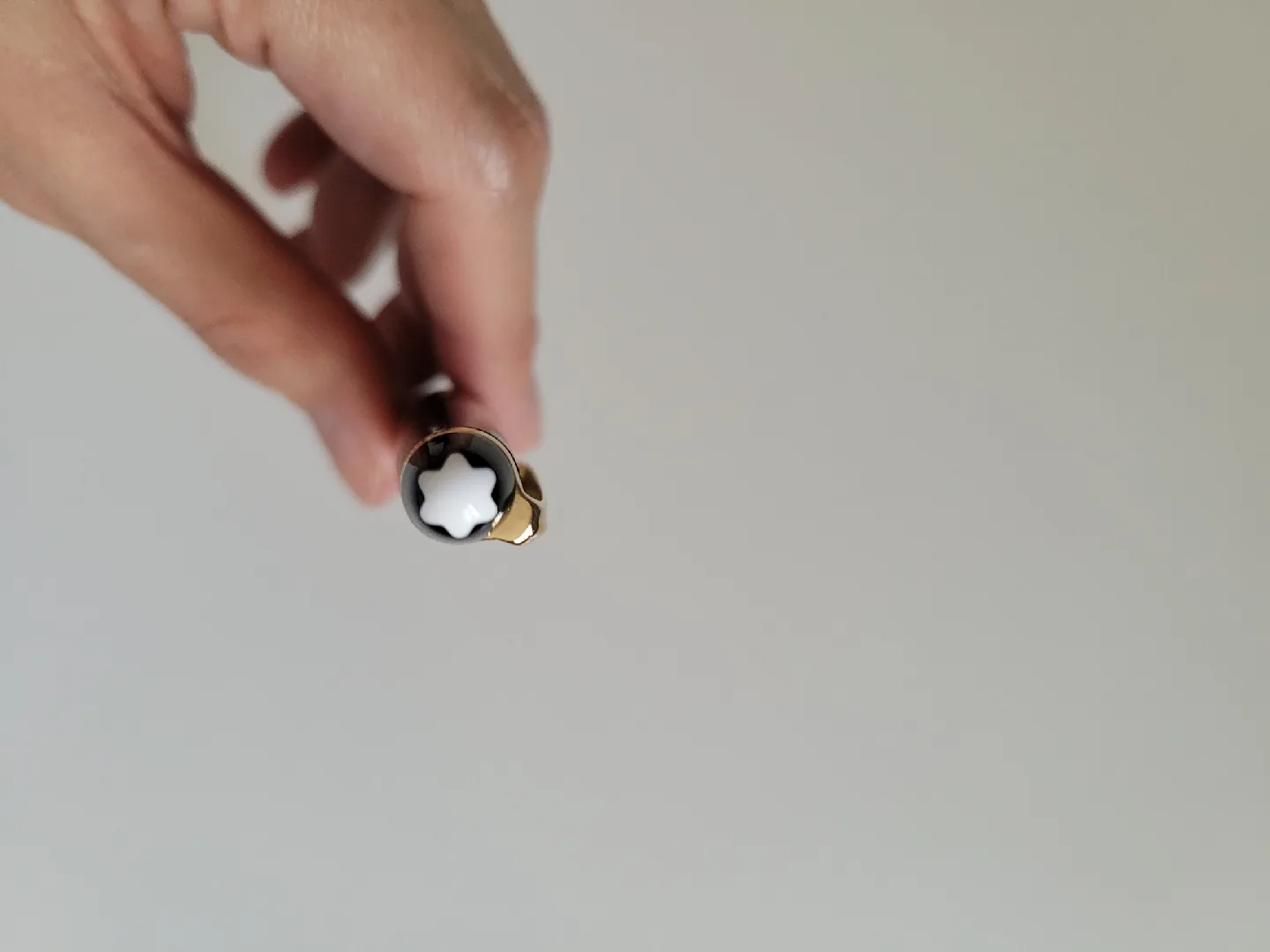 Montblanc Meisterstück Classique Ballpoint Pen image indicator(5)