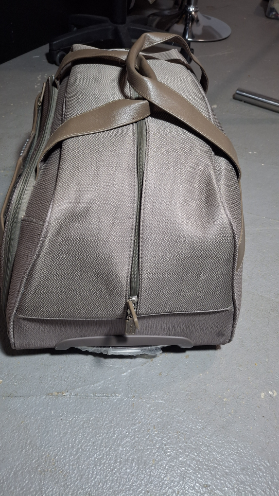 Calvin Klein Rolling Carry-On Luggage ❤️ - photo 3