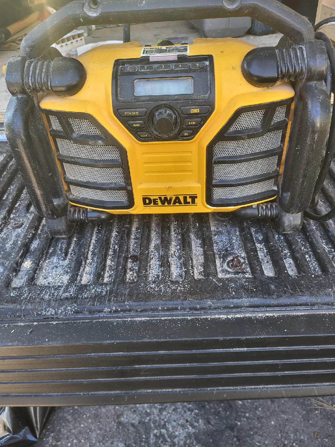 Dewalt Radio job site ready image indicator(2)