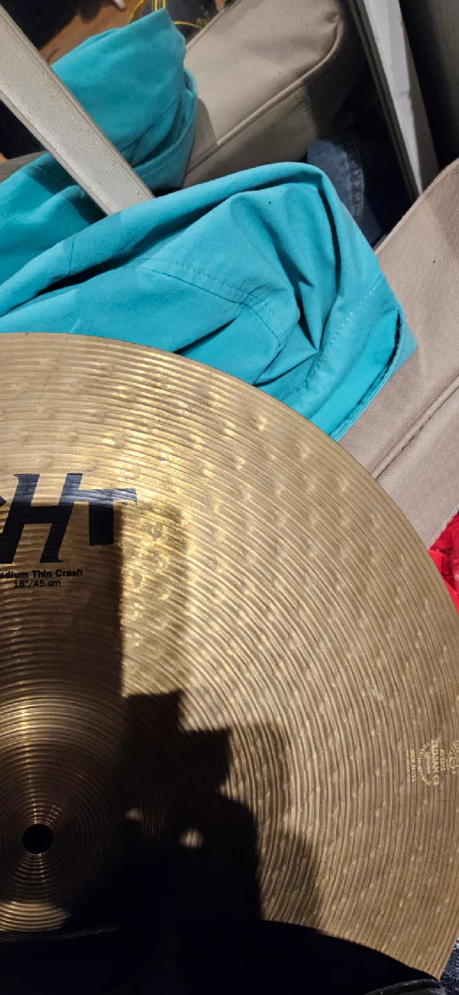 Drum Set with Zildjian and Paiste Cymbals image indicator(5)