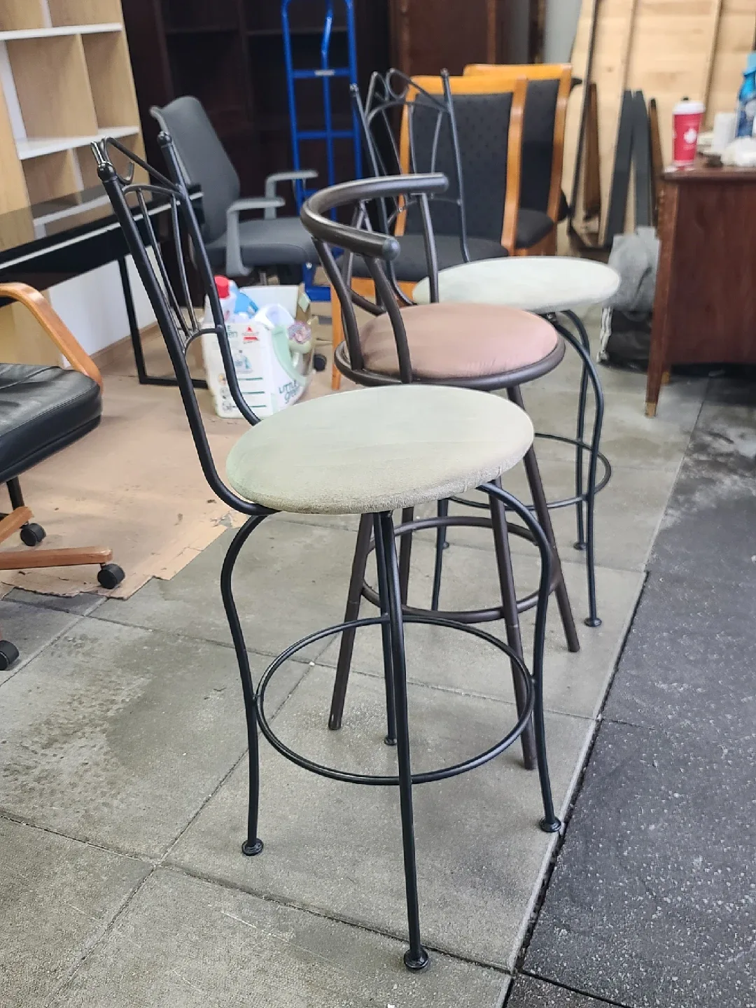 Set of 3 Bar Stools - Black Metal Frame image indicator(5)