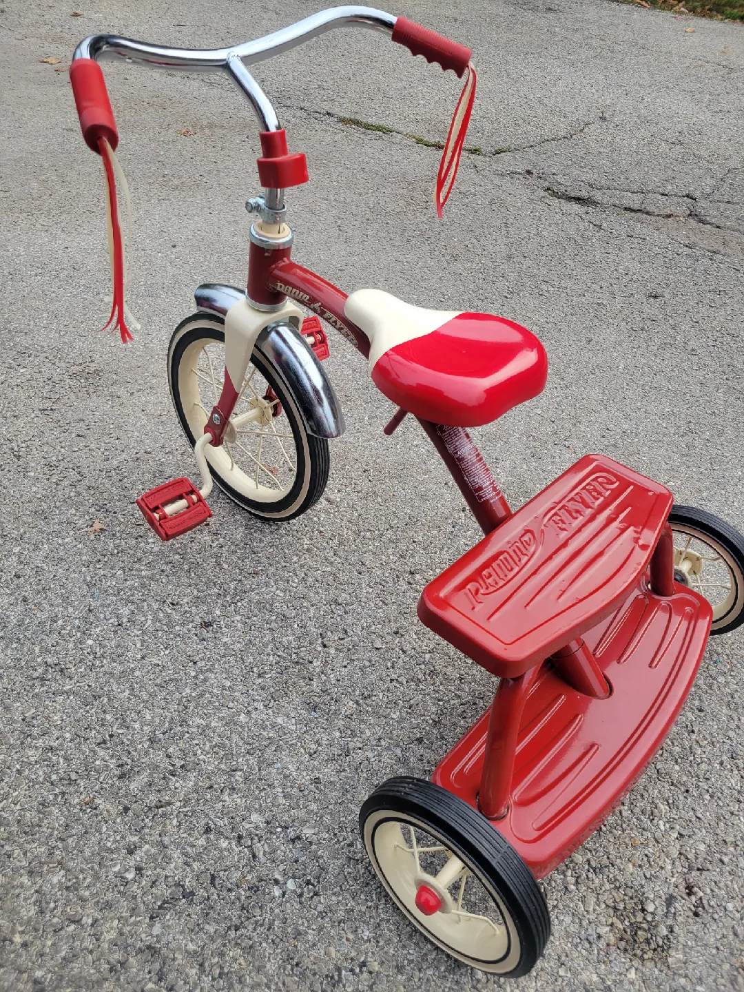 Radio Flyer Classic Red Dual Deck Tricycle image indicator(2)