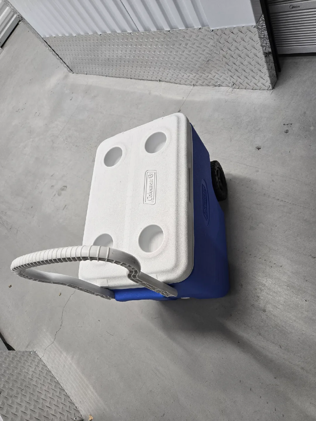 Coleman Wheeled Cooler - Blue & White image indicator(4)