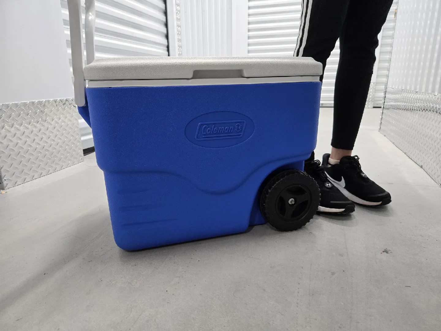 Coleman Wheeled Cooler - Blue & White image indicator(5)