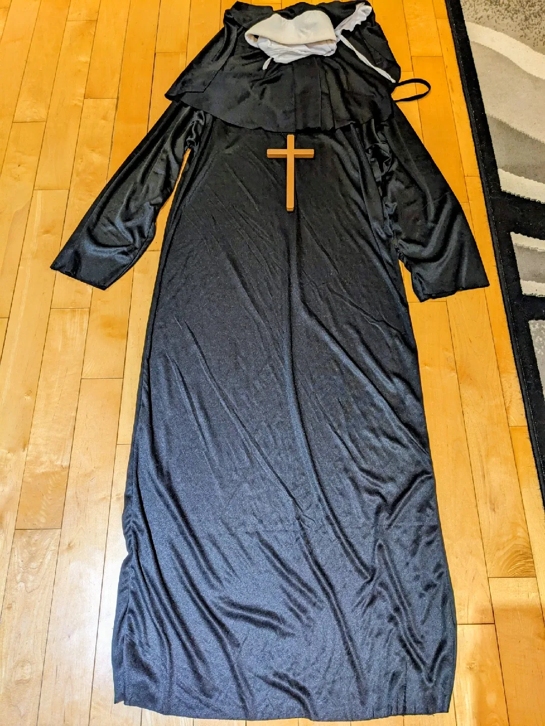 HOLLOWEEN COSTUMES / WIGS / MASKS thumbnail