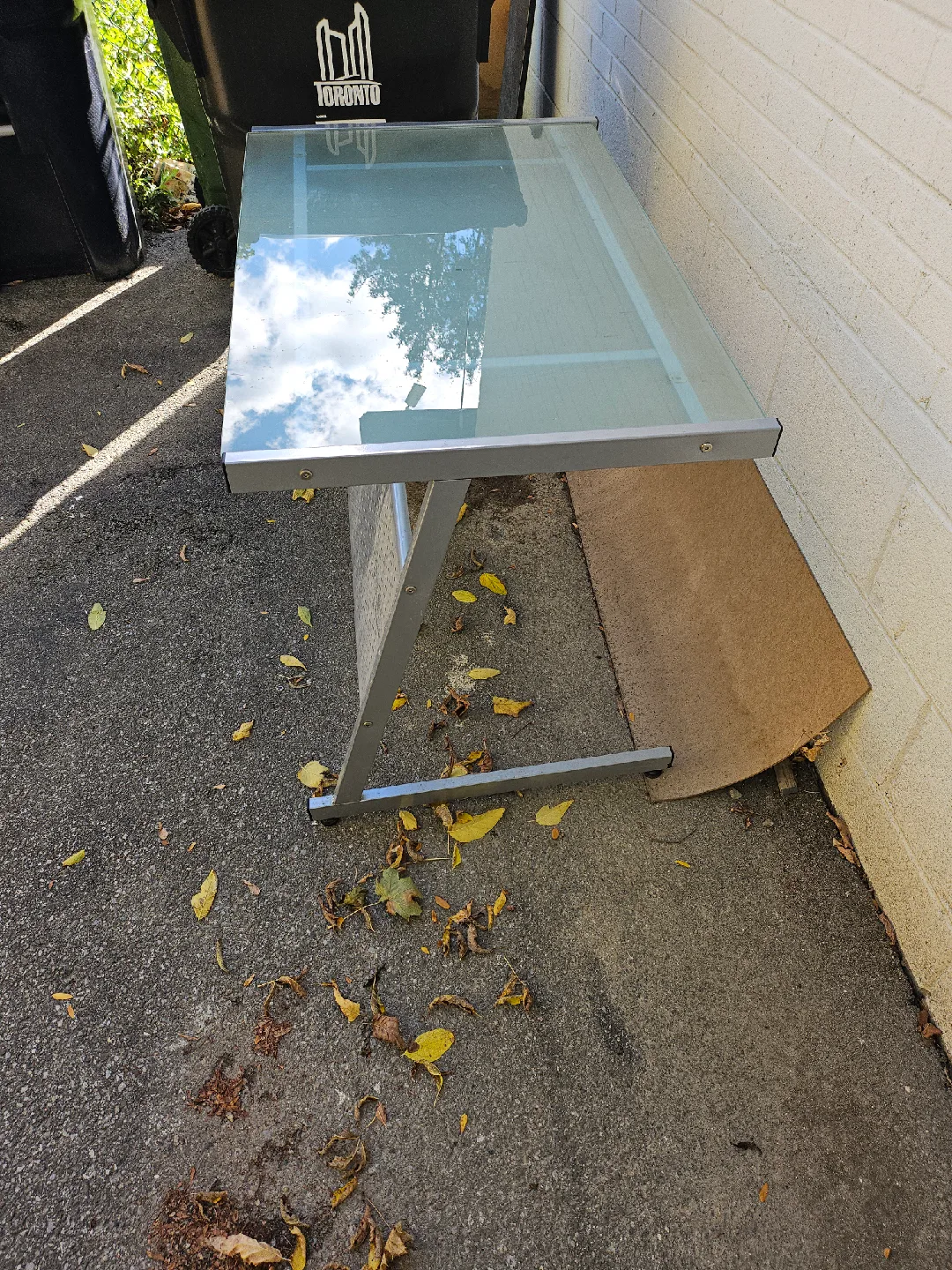 Glass Top Desk with Silver Frame image indicator(2)